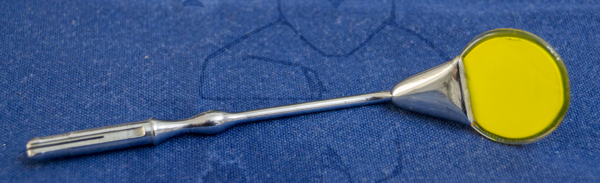 Unbekannter Röntgenspiegel, Seitliche Ansicht von vorne